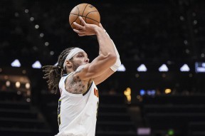 九游游戏平台app下载包含关键时刻止住颓势引欢呼亚特兰大更衣室发声备战NBA总决赛，萨克拉门托国王防线松动备战足总杯看傻球迷的词条