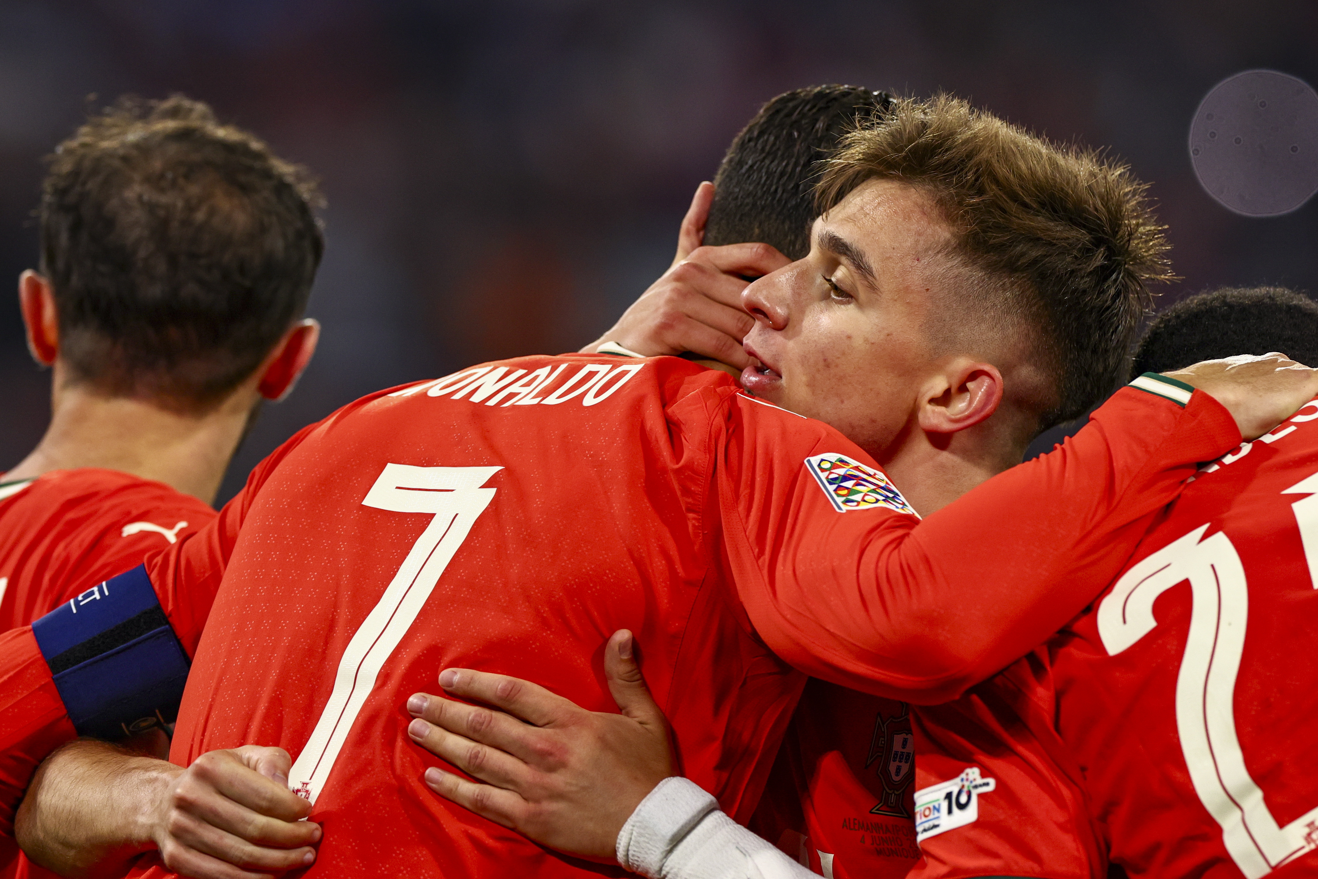 包含葡萄牙体育迎欧联关键赛，国际比赛日扳平良机，赛场秩序良好，年轻球员得到机会的词条