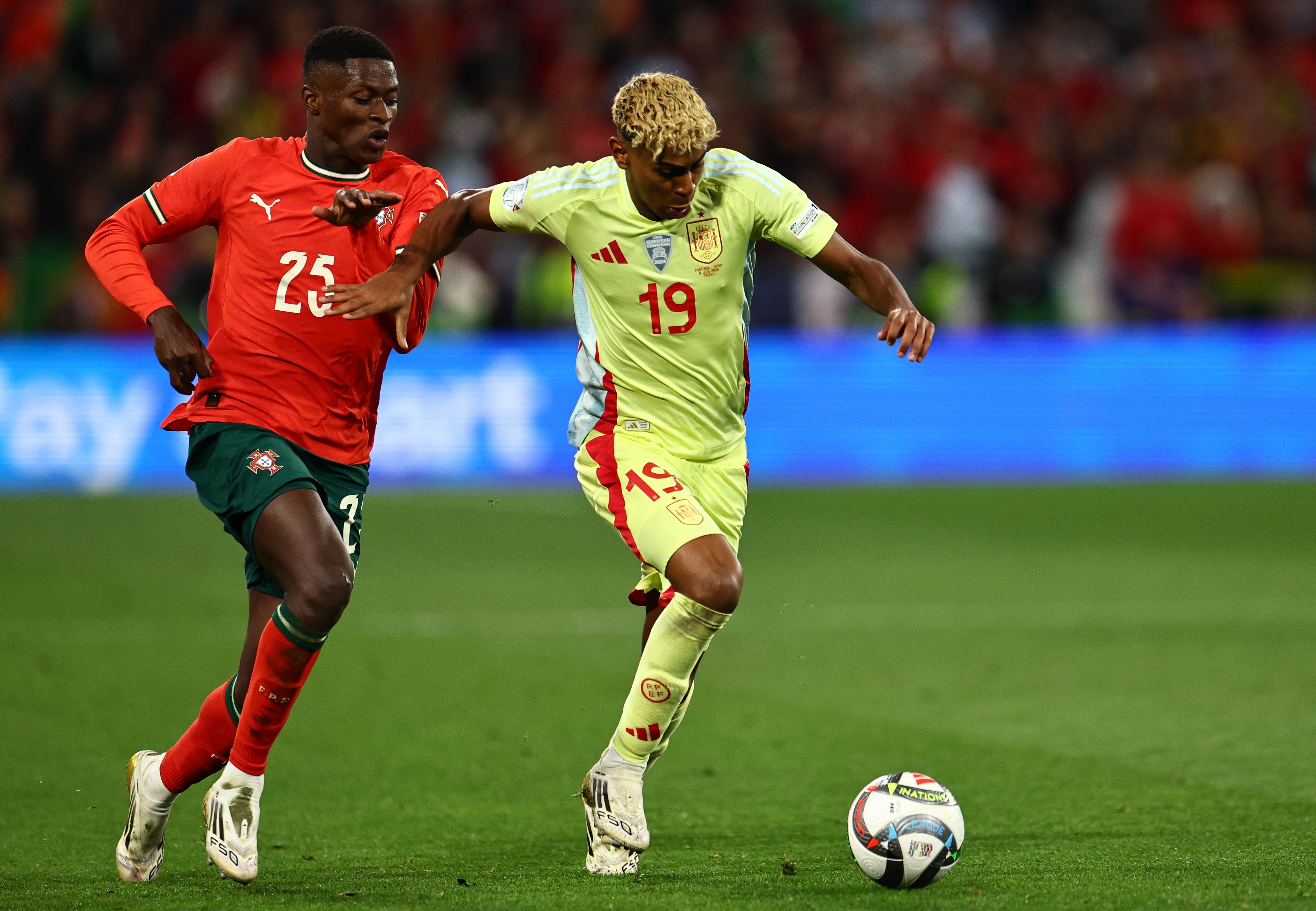 包含葡萄牙体育迎欧联关键赛，国际比赛日扳平良机，赛场秩序良好，年轻球员得到机会的词条